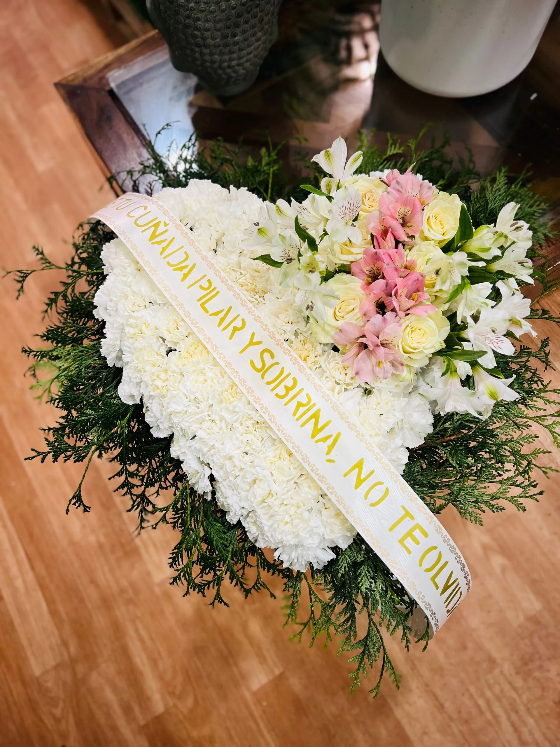 Arreglo floral funerario solemne