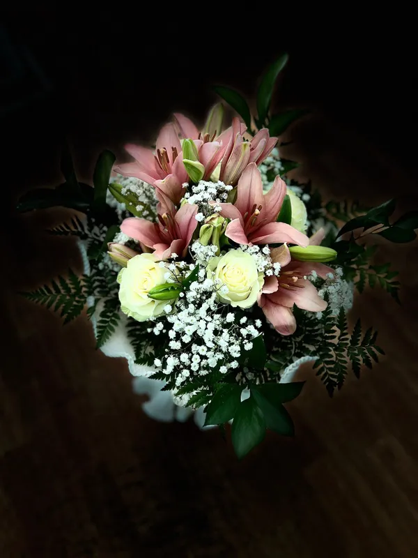 Diseño 7 - Lilium y Rosas Blancas