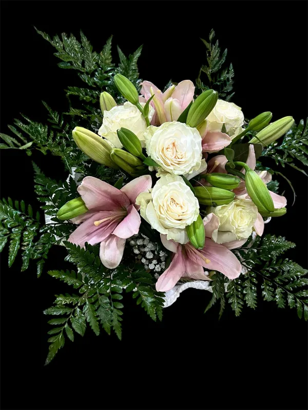 Diseño 8 - Rosas Blancas y Lilium